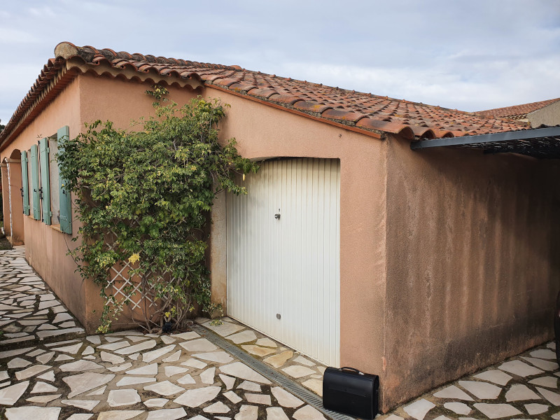 Application d’un enduit souple composé de résine sur la façade d'une maison - Amaury Façade